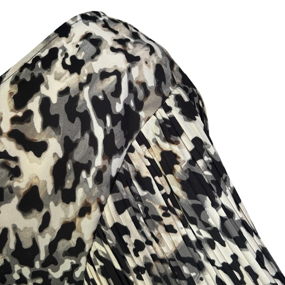 Vince Camuto NWT Animal Print Blouse with Flutter Crepe Sleeve M - Picture 4 of 11